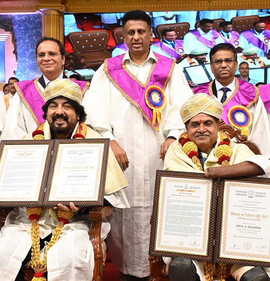 <div class="paragraphs"><p>ಸಂಗೀತ ನಿರ್ದೇಶಕ ಗುರುಕಿರಣ್ ಮತ್ತು ರಾಜ್ಯ ಅಂಗವಿಕಲ ವ್ಯಕ್ತಿಗಳ ಅಧಿನಿಯಮದ ಮಾಜಿ ಆಯುಕ್ತ ಕೆ.ಎಸ್.ರಾಜಣ್ಣ ಅವರಿಗೆ ಬೆಂಗಳೂರು ವಿಶ್ವವಿದ್ಯಾಲಯದ ಘಟಿಕೋತ್ಸವದಲ್ಲಿ ಗೌರವ ಡಾಕ್ಟರೇಟ್ ಪ್ರದಾನ ಮಾಡಲಾಯಿತು. ಕುಲಪತಿ ಎಸ್.ಎಂ.ಜಯಕರ, ಉನ್ನತ ಶಿಕ್ಷಣ ಸಚಿವ ಡಾ.ಎಂ.ಸಿ.ಸುಧಾಕರ್, ಯುಜಿಸಿ ಉಪಾಧ್ಯಕ್ಷ ಪ್ರೊ.ದೀಪಕ್ ಕುಮಾರ್ ಶ್ರೀವಾಸ್ತವ ಪಾಲ್ಗೊಂಡಿದ್ದರು </p></div>